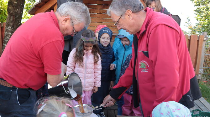 Apfelsaft pressten gestern Günter Letz und Willy Junger (von links) für die Kindergartenkinder des Gomaringer Linsenhofs.Foto: w