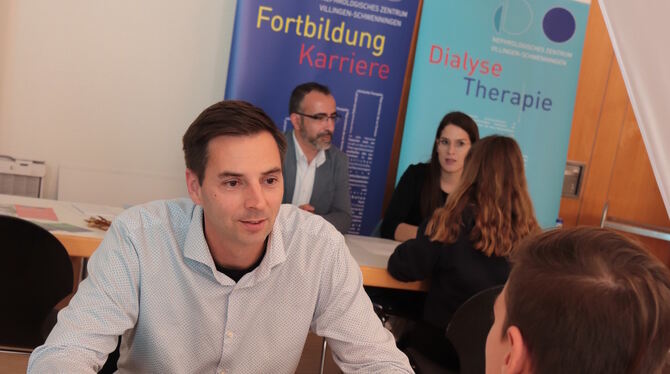 Die Persönlichkeit zählt beim Azubi-Speed-Dating. Hier ist Markus Vollmer von der Reutlinger Firma dm-Folien ins Gespräch mit ei