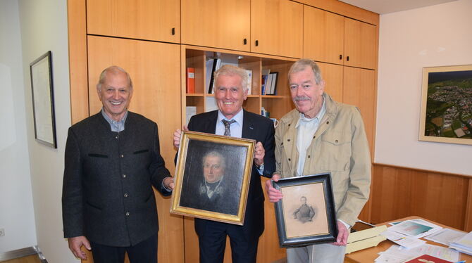 Überreichung der Bilder, die Vertreter der Familie Weiß zeigen, die in Ofterdingen Dorfvogte waren (von links): Werner Gimmel, O