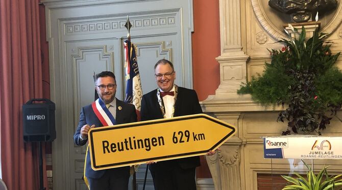 Eigentlich ein Katzensprung: Thomas Keck (rechts) lud seinen Roanner Amtskollegen Yves Nicolin nach Reutlingen ein.