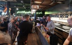 Burger, Steaks und Craft-Biere: Pre-Opening im »QMuh« mit 250 geladenen Gästen. GEA-Foto: Conzelmann