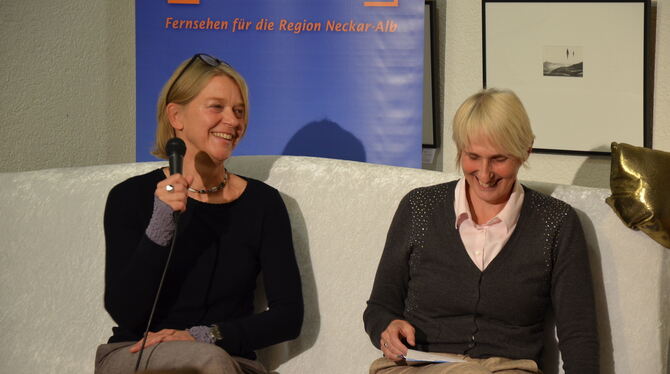 Sabine Winkler (links) und Jacqueline Lohde auf dem Pfulben in der Stadtbücherei.   FOTO:US