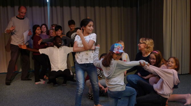 In der Theater-AG an der Achalmschule proben Kinder mit und ohne Migrationshintergrund ein gemeinsames Stück.foto: löcke