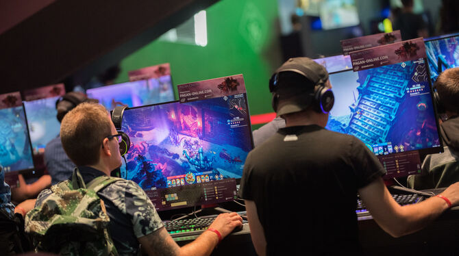 Nach dem Anschlag von Halle will Innenminister Horst Seehofer die Gamerszene stärker in den Blick nehmen.foto: dpa