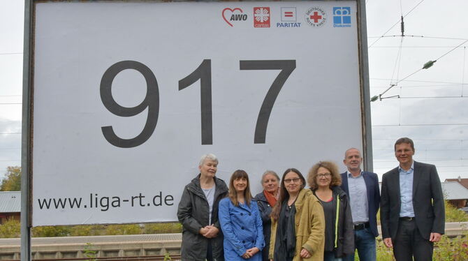 917 Menschen ohne Wohnung: Plakativ machen Liga-Mitglieder auf Armut in Reutlingen aufmerksam.Foto: meyer