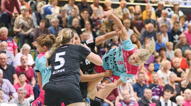 Sechs Tore von Simone Petersen (rechts) reichten nicht, um das frühe Metzinger EHF-Cup-Aus zu verhindern.
