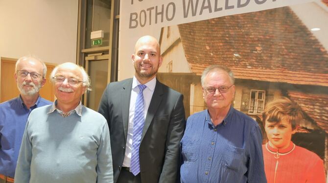 Walter Ott,von der Geschichtswerkstatt, Hauptamtsleiter Volker Steinmaier und Bürgermeister Dr. Christian Majer eröffneten gemei