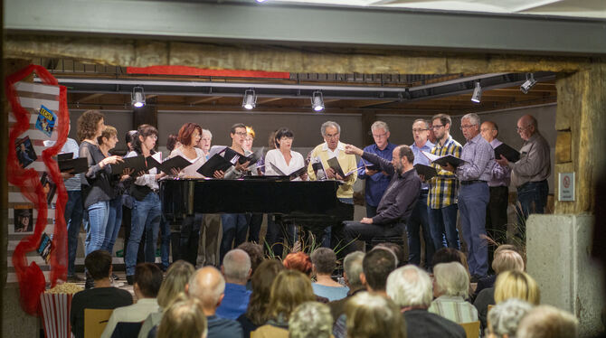 Mit Popmusik unterhielten am Samstagabend die 26 Sänger des Liederkranzes Kusterdingen ihr Publikum.foto: heidrich