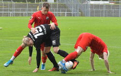 Nur nicht nachgeben: Willie Sauerborn (links), zweifacher Torschütze des SSV Reutlingen, beim Pressschlag mit dem Sandhäuser Luc