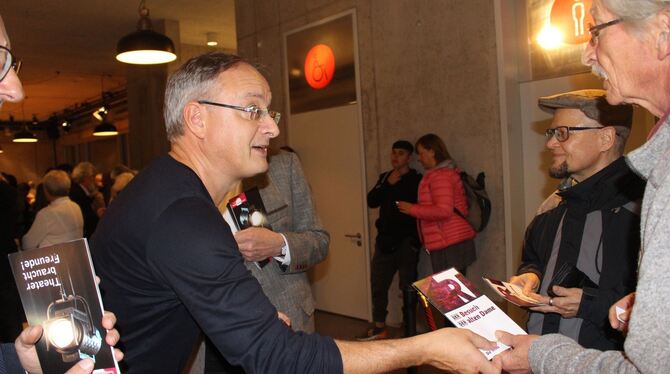 Andreas Stoch verteilte vor der Theater-Aufführung Programmhefte.FOTO: SPIESS