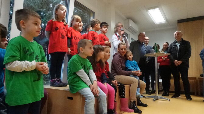 Für die zahlreichen Gäste gab’s von den Kindern eine musikalische Begrüßung. Auch Kindergartenleiterin Sibylle Schaich (am Mikro