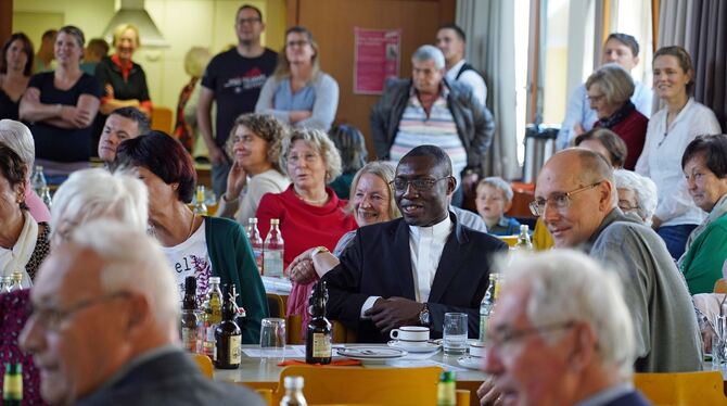Der neue Pfarrvikar Andrew Owusu stellte sich beim Wolfgangsfest in Pfullingen vor. Foto: privat