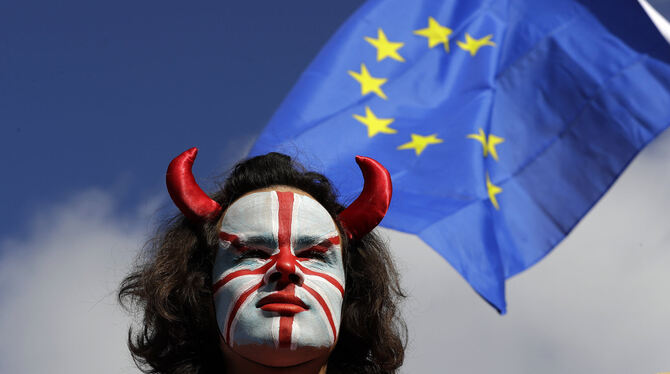 Wettstreit der Flaggen vor dem Londoner Parlament: Ein Demonstrant trägt die englische Landesflagge im Gesicht, während im Hint