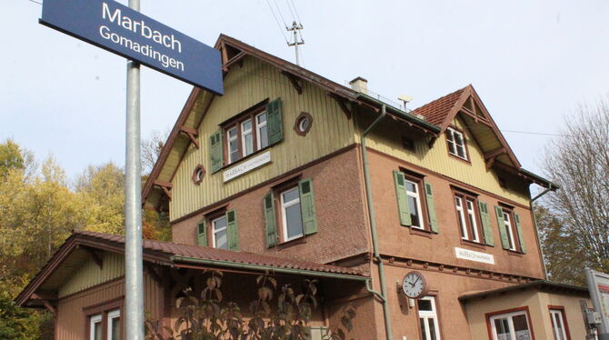 Der Bahnhof Marbach: Eine Gruppe Jugendlicher hat aus dem einst leer stehenden Gebäude ein Freizeitheim gemacht. Foto: Fischer