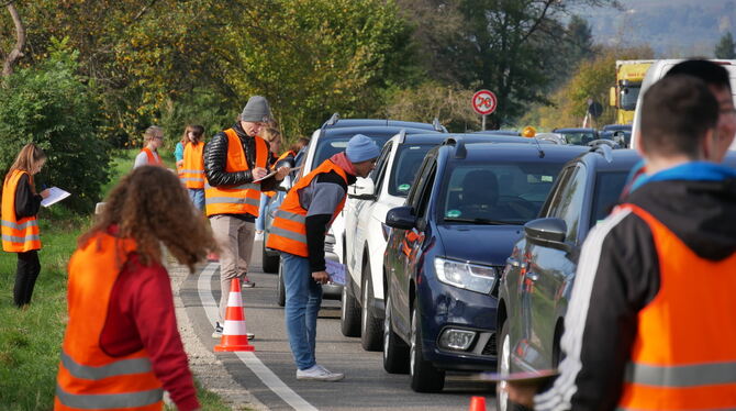 Verkehrsbefragung in Bad Urach. Die »Haltestelle« am Ortseingang von Dettingen her sorgte für den längsten Stau. fotos: fink