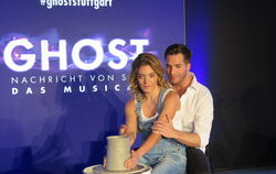 »Ghost – Nachricht von Sam« kommt als Musical nach Möhringen. Riccardo Greco ist Sam Wheat und Roberta Valentini Molly Jensen. H