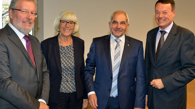 Abschied nach langjähriger Zusammenarbeit (von links):  Martin Beck, Eva-Maria Armbruster, Günter Braun und   Klaus Tappeser. FO