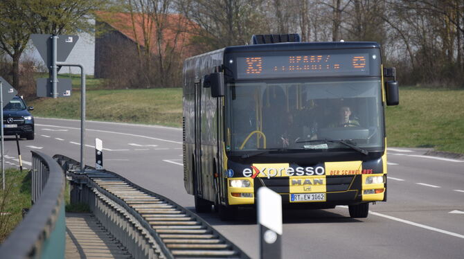 Der Expresso fährt von Pliezhausen und Walddorfhäslach direkt zum Flughafen Stuttgart. Aber oft steckt er im alltäglichen B-27-V Der Expresso fährt von Pliezhausen und Walddorfhäslach direkt zum Flughafen Stuttgart. Aber oft steckt er im alltäglichen B-27-V