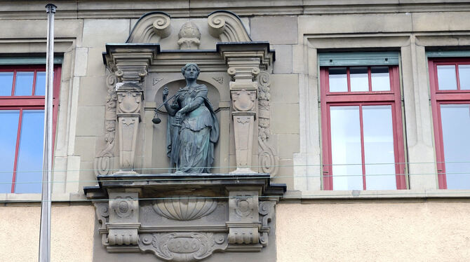 Statue der Justitia an der Fassade des Amtsgerichts Reutlingen. Justitia ist die Personifikation für Gerechtigkeit und Rechtspf
