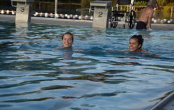 Die beiden Studentinnen Vanessa und Catarina gehen einmal die Woche schwimmen – als Ausgleich zu ihrem Pharmaziestudium. Fotos: 