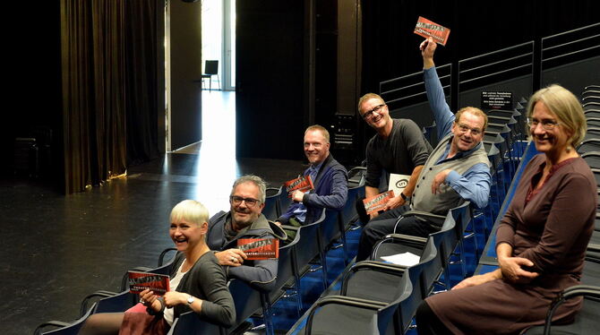 Starten zum zwanzigsten Mal die Theateroffensive (von links): Joana Pape vom Reutlinger Kulturamt, Tonne-Intendant Enrico Urbane