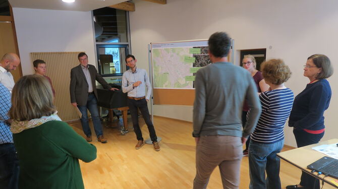 Bürger und Planer sprechen über Lösungen für einen besseren Fußverkehr in Wannweil. Raphael Domin (links neben der Tafel) und An
