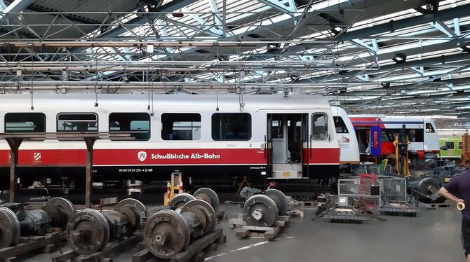 Triebwagen der Schwäbischen Alb-Bahn in der Werkstatt in Weiden: Die Fahrzeugflotte der SAB soll zum 1. Dezember komplett sein.