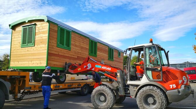 Maßarbeit: Der »Wichtelwagen« für den Waldkindergarten wird zum Transport auf einen Tierflader gehievt. Foto: Gemeinde/Hammer
