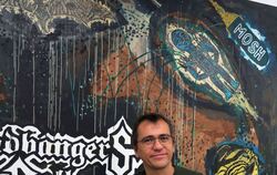 Damien Deroubaix vor seinem Bild »Headbanger's Ball« im Spendhaus. Foto: Knauer