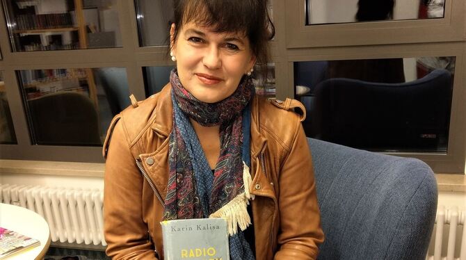 Karin Kalisa mit ihrem Buch »Radio Activity« in der Gemeindebücherei. Foto: Böhm