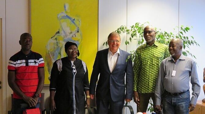Oberbürgermeister Thomas Keck begrüßte die Gäste aus Bouaké im  Rathaus. foto: stadt