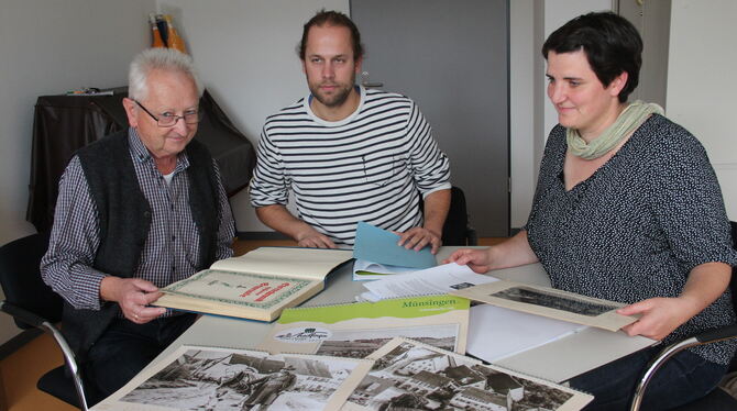 Heinz Kurz (links) und Judith Weber haben sich zusammen mit Stadtarchivar Yannik Krebs in die Trailfinger Geschichte vertieft.