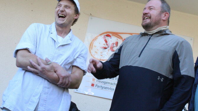 An der Metzgerei von Hansjörg  Seiffert (links) in Hundersingen startet der FDP-Europa-Abgeordnete An-dreas Glück zum 20. Mal au