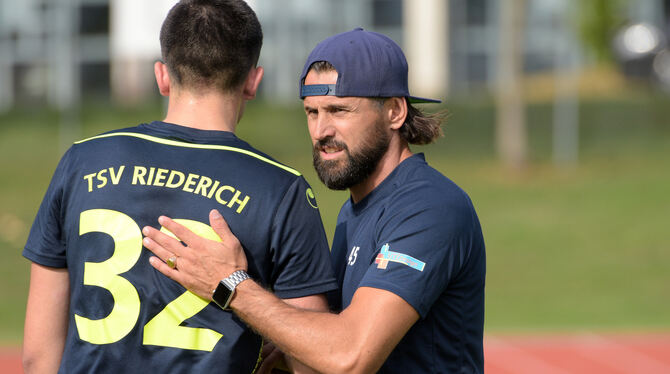 »Gut gemacht.« Hakan Gargin (rechts), Spielertrainer des TSV Riederich, ist mit dem bisherigen Saisonverlauf zufrieden. Links: D
