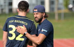 »Gut gemacht.« Hakan Gargin (rechts), Spielertrainer des TSV Riederich, ist mit dem bisherigen Saisonverlauf zufrieden. Links: D