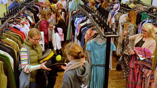 Kurz nach der Eröffnung war der erste Kostüm-Flohmarkt des Naturtheaters schon gut besucht.  Foto: Niethammer