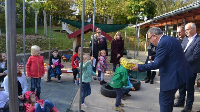 Oberbürgermeister Thomas Keck  übergab den  Gönninger  Kindern das  Einweihungs- geschenk. Foto: stadt