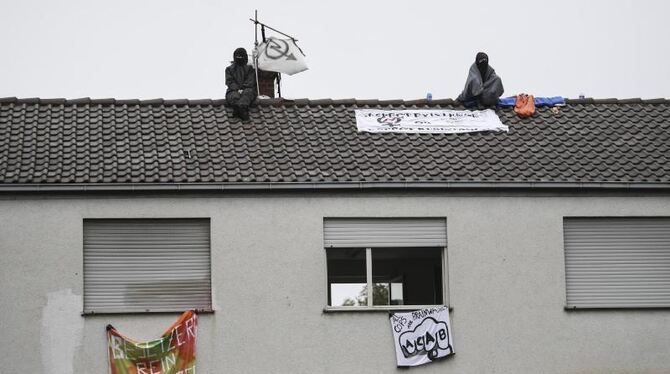 Aktivisten sitzen auf dem Dach eines ehemaligen Polizeipostens