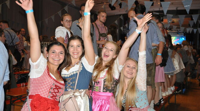 Jede Menge Spaß bei der Dirndl-Party hatten nicht nur die jüngeren Gäste des Musikvereins Eningen. Foto: BIMEK