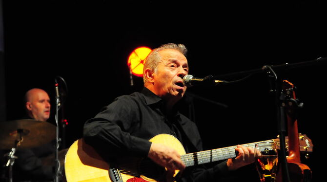 Große Portion Selbstwitz, schlüpfrige Ansagen: Günther Sigl, Sänger der Spider Murphy Gang, in der Stadthalle. Foto: Kipp Große Portion Selbstwitz, schlüpfrige Ansagen: Günther Sigl, Sänger der Spider Murphy Gang, in der Stadthalle. Foto: Kipp