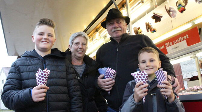 Ludmilla und Jürgen Herrmann (Mitte) sind mit ihren Enkeln Leonard und Jakob (rechts) zum Krämermarkt in Genkingen gekommen. Nat