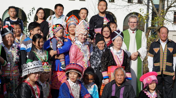 Mehrere Generationen Hmong in traditioneller Tracht gestalteten mit Pfarrer Ulrich Deißinger den Gottesdienst. Foto: Butscher