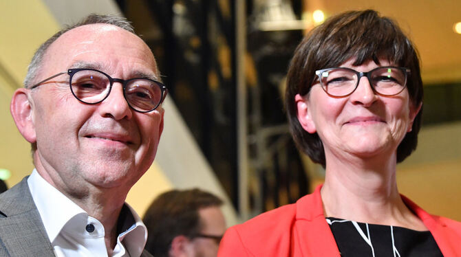 Norbert Walter-Borjans und die Calwer Bundestagsabgeordnete Saskia Esken fordern in der Stichwahl um den SPD-Parteivorsitz das F