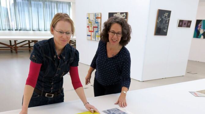 Die Macherinnen der Ausstellung »Stankowski und die Pausa« im Jahr 2017: Franziska Blum (links) und  Silvia Maier mit Anton Stan