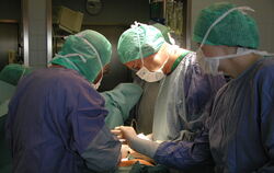 Fünf Hauptoperateure arbeiten an der Klinik für Unfallchirurgie, Orthopädie und Sportmedizin.Foto: Klinik