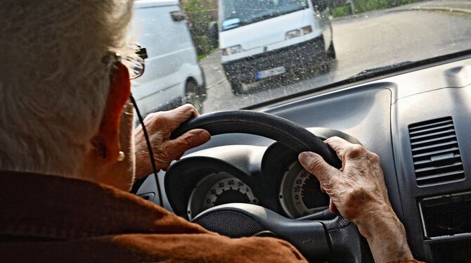Eine 84-jährige Frau am Steuer ihres Kleinwagens. Der Statistik zufolge sind ältere Autofahrer nicht automatisch eine Gefahr fü