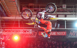 Der Rückwärtssalto gehört fest zum Programm: Freestyler Kai Haase, der auch Koordinator der Stuttgarter Flug-Show ist. Foto: Bau