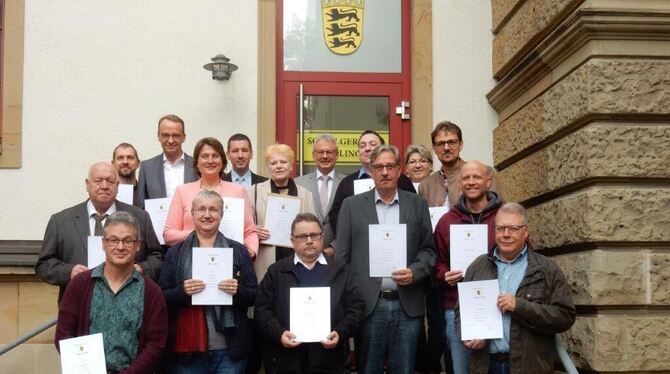 Präsident des Sozialgerichts Reutlingen Martin Rother mit den neu ernannten ehrenamtlichen Richtern. Foto: Gericht