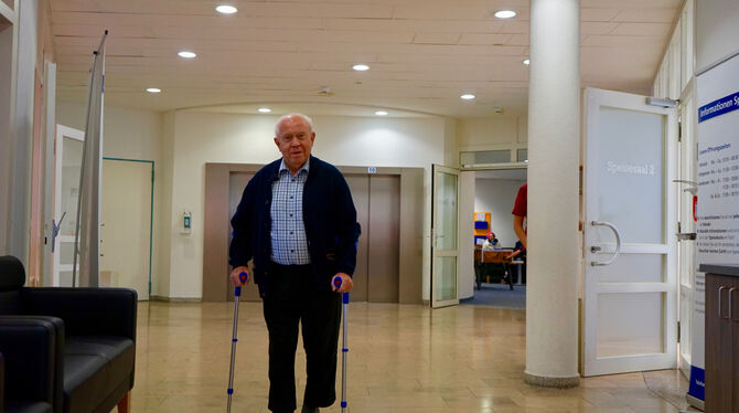 Ohne Schmerzmittel kann sich Kurt Matzner mit Gehhilfen durch die Klinik Hohenurach bewegen.foto: leipold