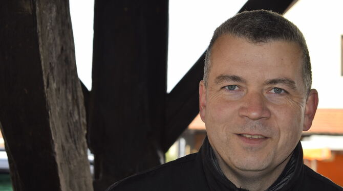 Jochen Franz hält nicht so viel von Halloween. Aber wenn sein Sohn einen entsprechenden Kürbis schnitzt, findet er das  schon gu